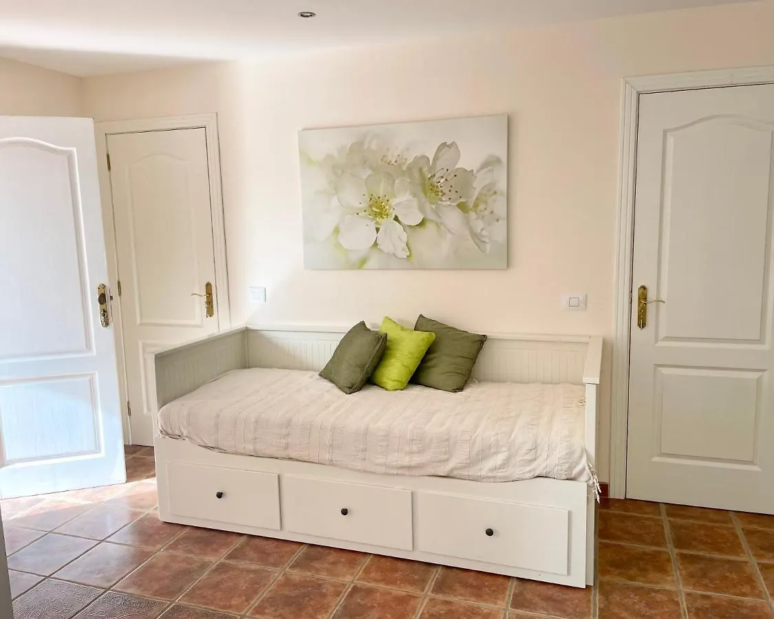 Villa Consuelo - Quiet Location Close To Resorts Buzanada